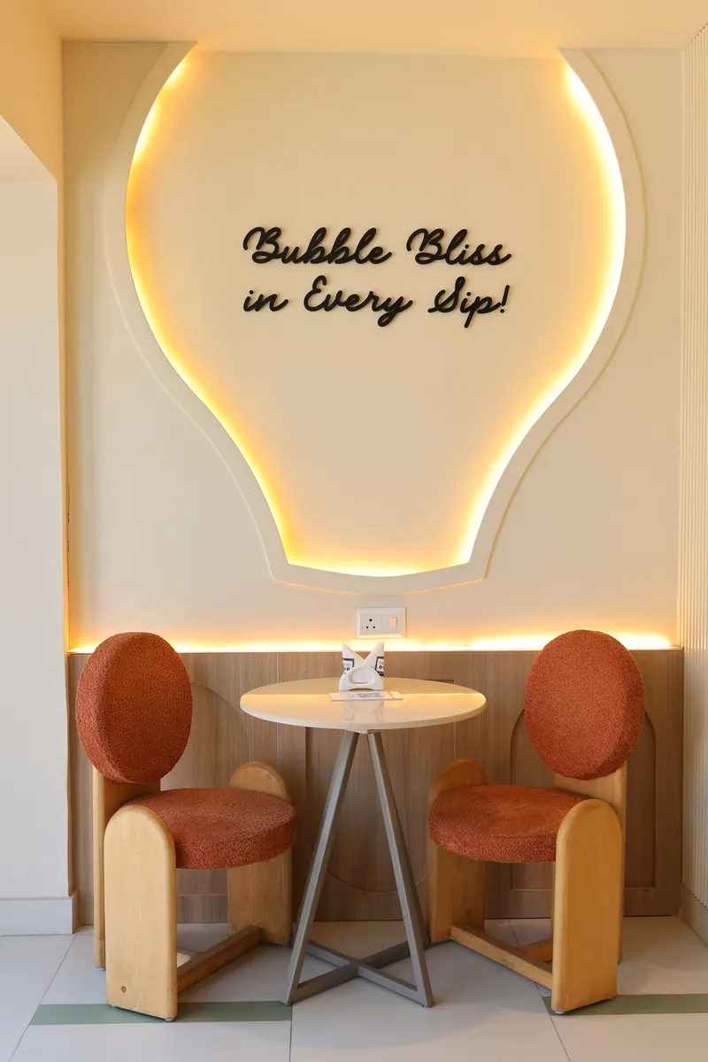 The neon “Bubble bliss in every sip” wall at Tapiocha Jubilee Walk